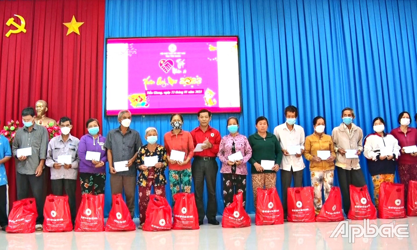 Tặng quà cho hộ nghèo, hộ chịu ảnh hưởng dịch Covid-19, nạn nhân chất độc da cam trên địa bàn. Ảnh: MAI PHƯƠNG 