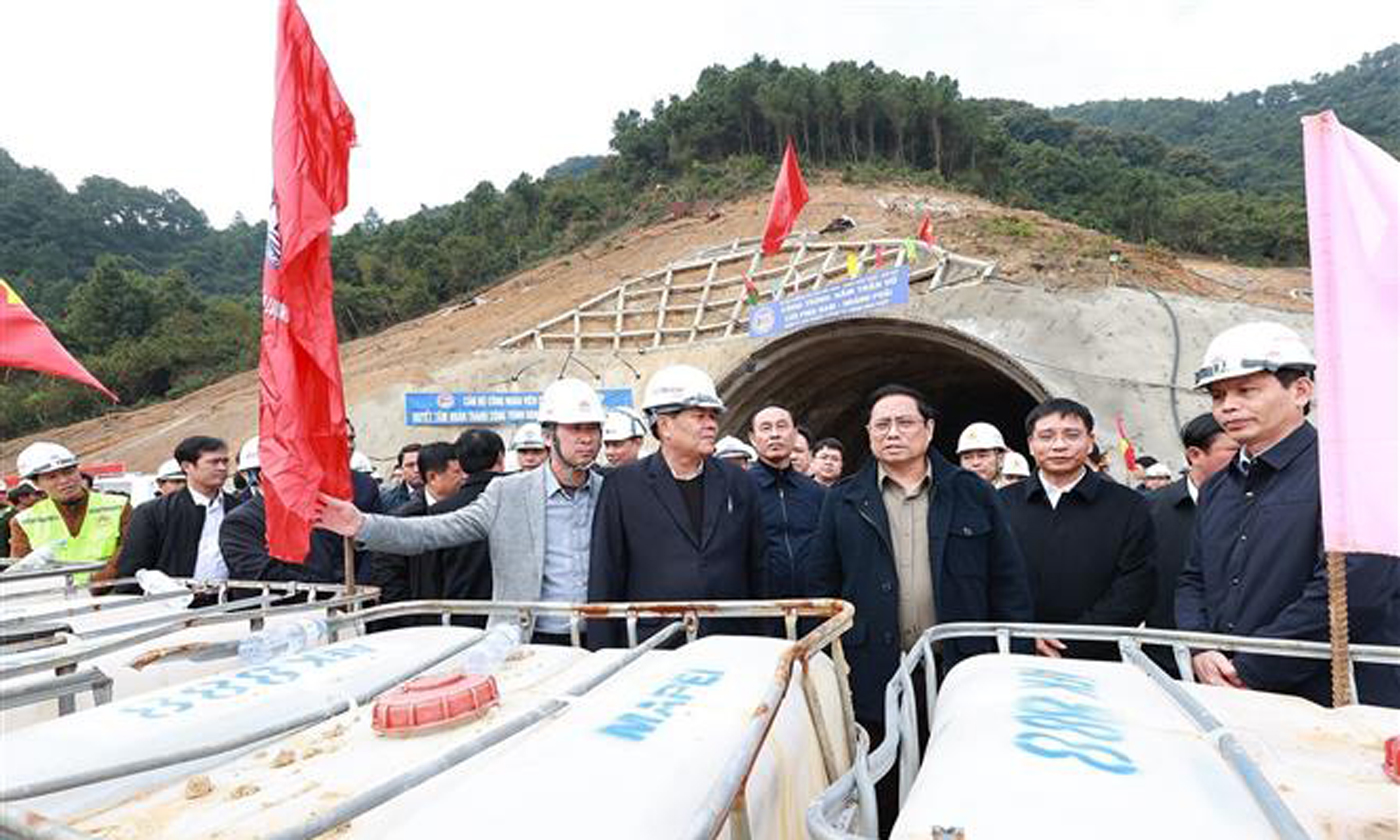 Thủ tướng Phạm Minh Chính kiểm tra kiểm tra tiến độ thi công cửa Nam hầm Thần Vũ thuộc dự án Diễn Châu - Bãi Vọt. Ảnh: Dương Giang/TTXVN