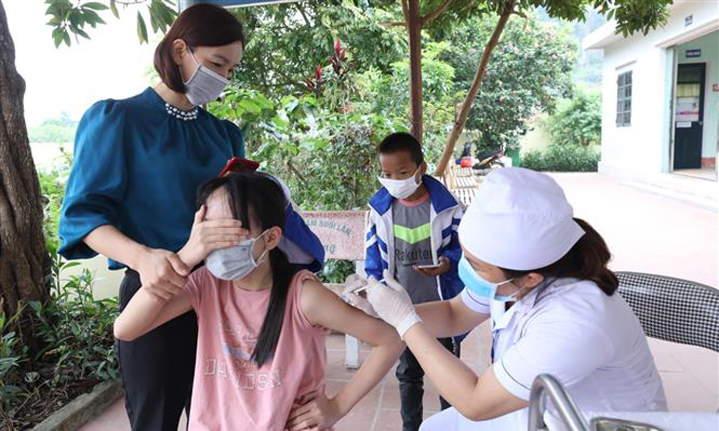 Tiêm vaccine phòng chống dịch COVID-19 cho học sinh lớp 6, Trường THCS Thị trấn Chi Lăng, tỉnh Lạng Sơn. Ảnh: Anh Tuấn/TTXVN