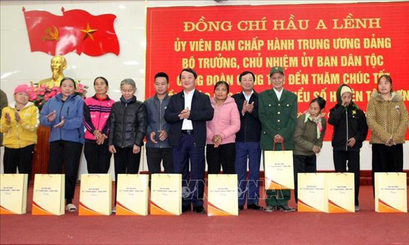 Bộ trưởng, Chủ nhiệm Ủy ban Dân tộc Hầu A Lềnh cùng lãnh đạo tỉnh Phú Thọ thăm hỏi, tặng quà đồng bào các dân tộc thiểu số huyện Tân Sơn, tỉnh Phú Thọ. Ảnh: Trung Kiên/TTXVN