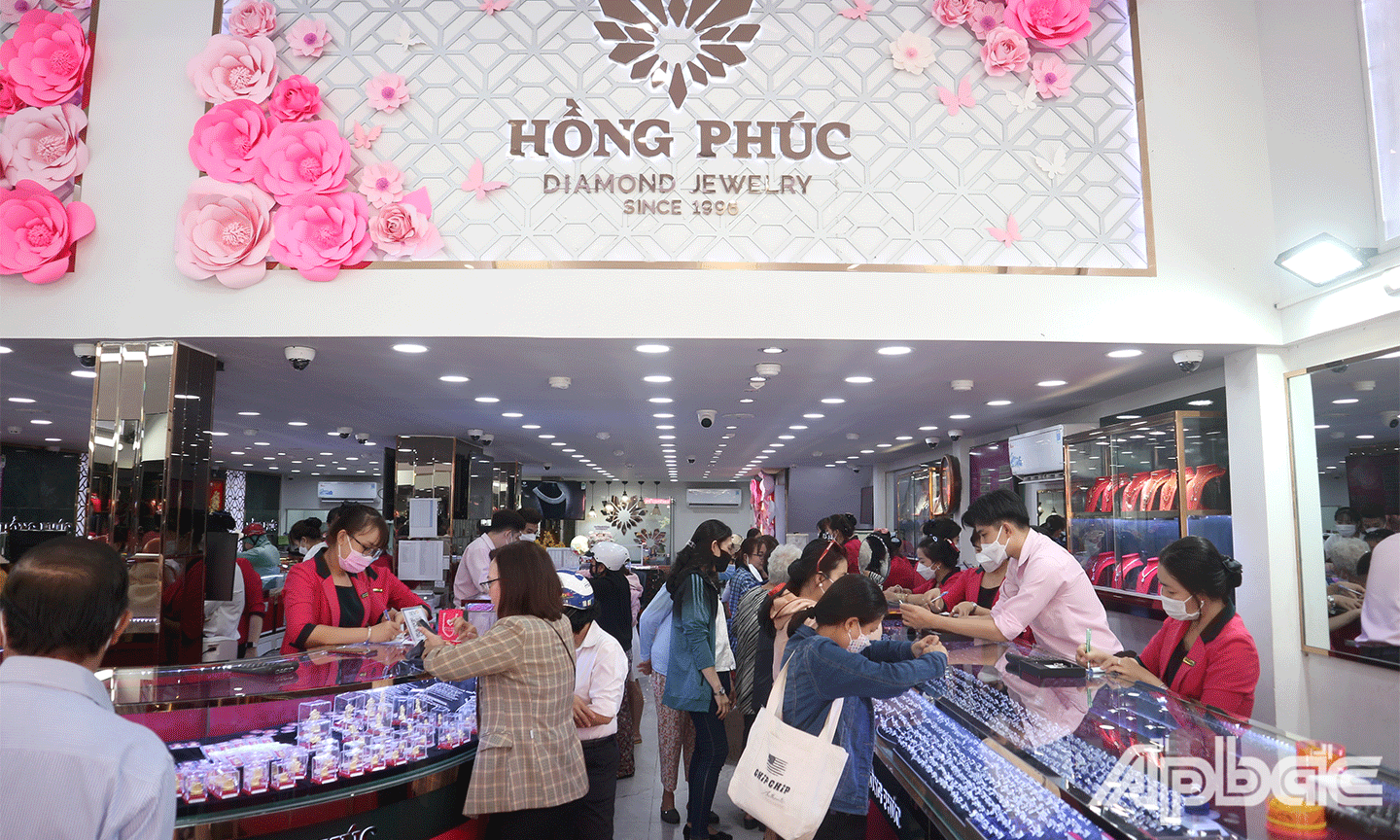Công ty TNHH Vàng đá quý Hồng Phúc (phường 1, TP. Mỹ Tho) mở cửa đón khách lúc 6h30 sáng, khách đến giao dịch khá nhộn nhịp