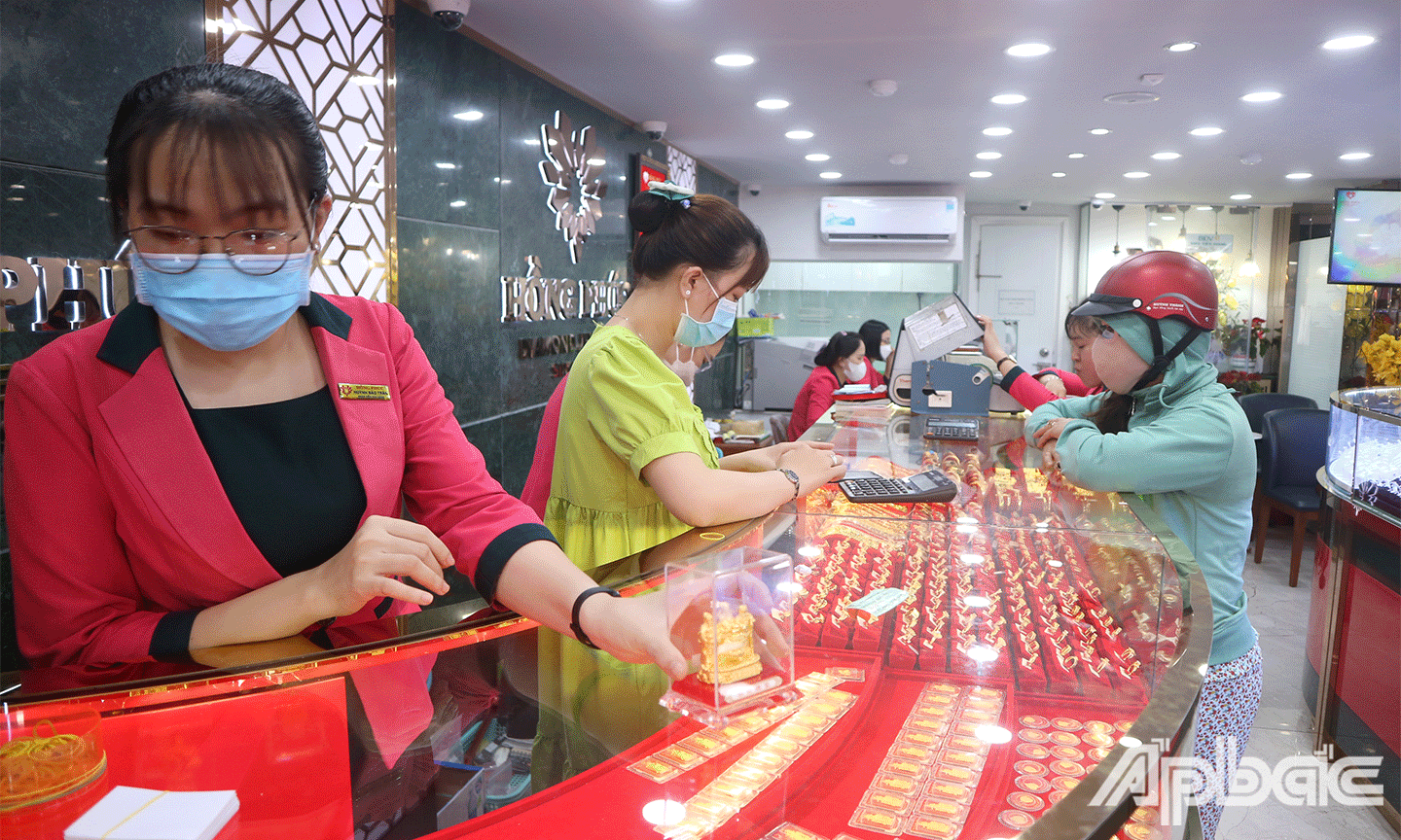 Đa số khách hàng đến mua với số lượng nhỏ để cầu may trong năm mới. 