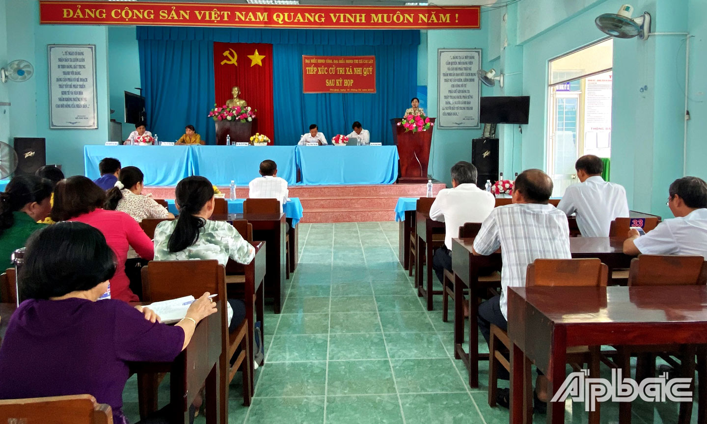 Bà Châu Thị Mỹ Phương - Trưởng Ban Tuyên giáo Tỉnh ủy báo cáo kết quả kỳ họp thứ 7 HĐND tỉnh tại xã Nhị Qúy