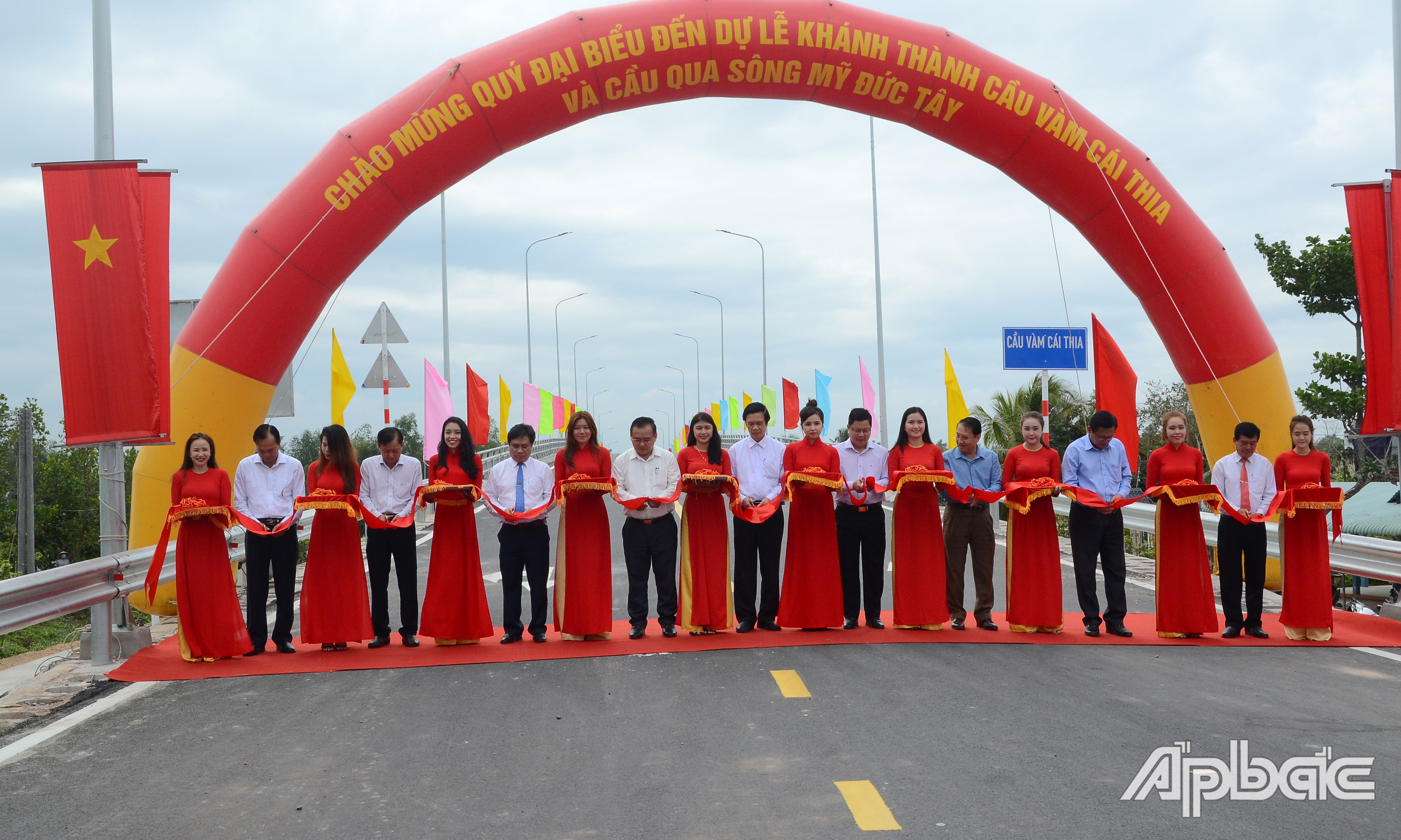 Nghi thức khánh thành cầu Vàm Cái Thia và cầu qua sông Mỹ Đức Tây.