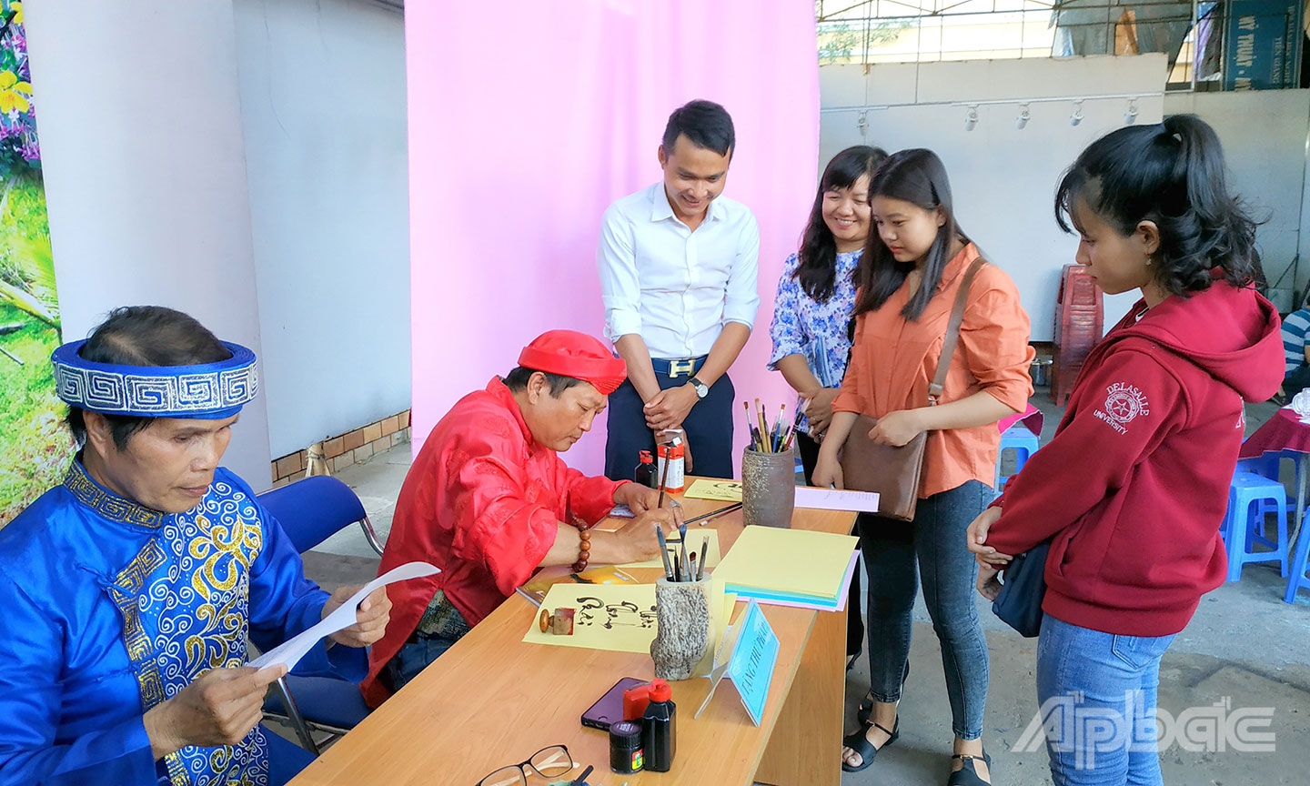 Tặng chữ thư pháp cho người yêu thơ tại Ngày thơ Việt Nam tổ chức ở Tiền Giang vào năm 2019.