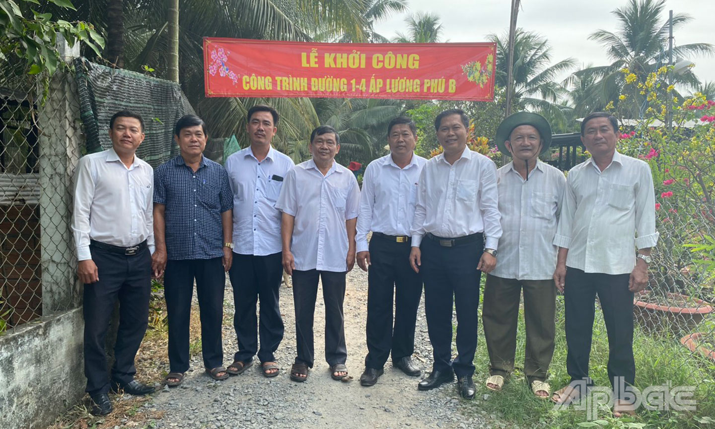 Khởi công tuyến đường giao thông nông thôn ở ấp Lương Phú B.