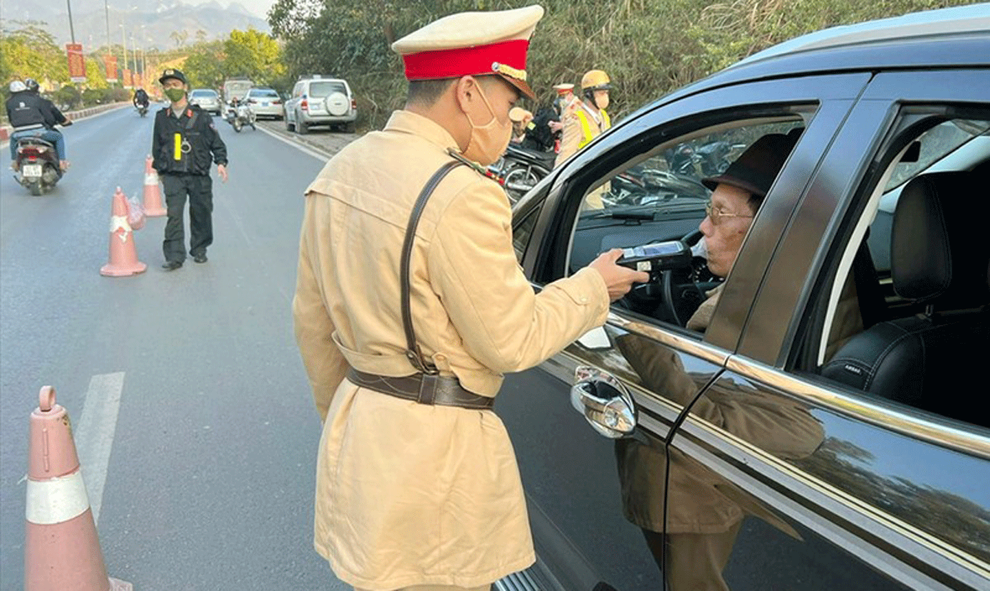 Cảnh sát giao thông tỉnh Cao Bằng kiểm tra nồng độ cồn các lái xe. (Ảnh NGUYỆT ANH)