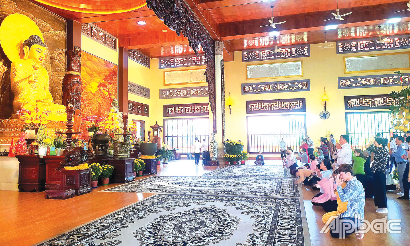 Nhiều người đến chùa lạy Phật, cầu nguyện vào ngày Rằm tháng Giêng năm Quý Mão 2023,