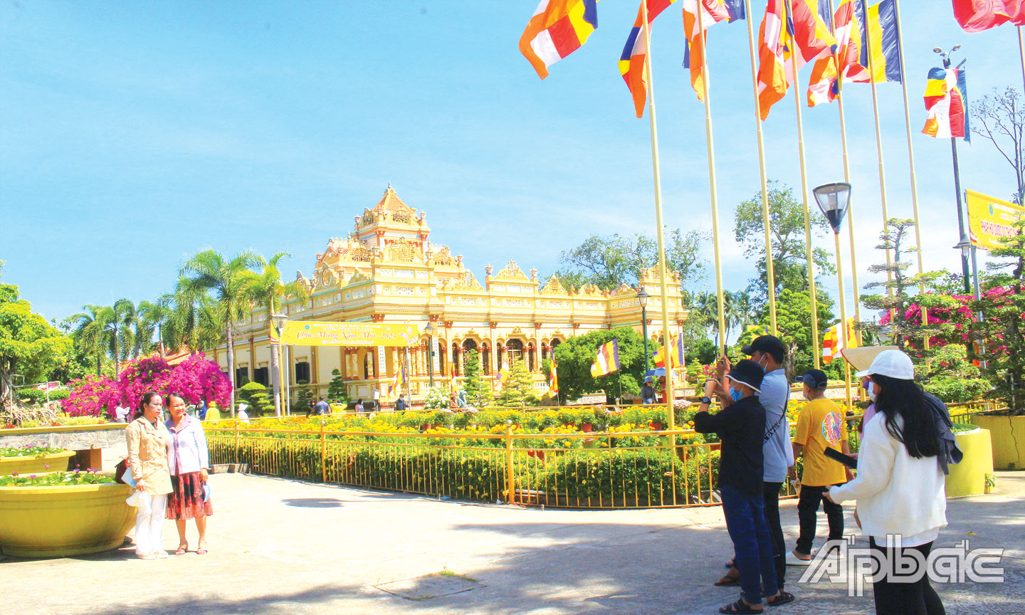 Du khách chụp ảnh lưu niệm dịp đi Lễ chùa vào ngày Rằm tháng Giêng năm Quý Mão 2023.