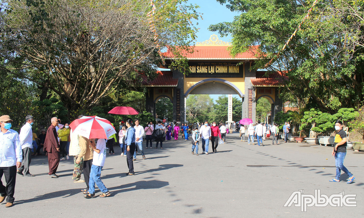 8. Đông đảo người dân đến tham quan, chiêm bái Thiền viện Trúc Lâm Chánh Giác (huyện Tân Phước) vào ngày Rằm tháng Giêng năm Quý Mão 2023.