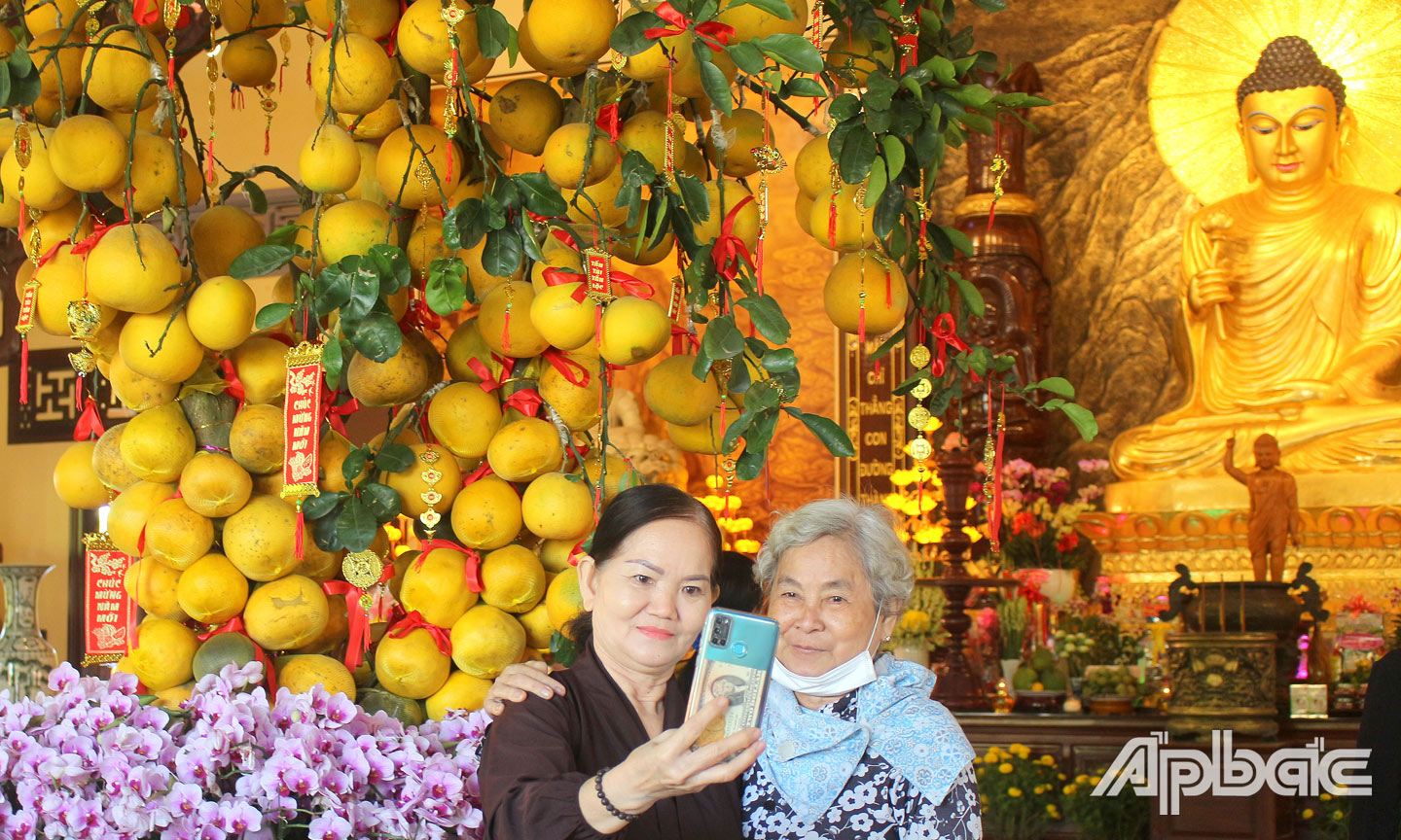 Du khách chụp hình lưu lại kỷ niệm dịp đi lễ chùa vào ngày Rằm tháng Giêng.