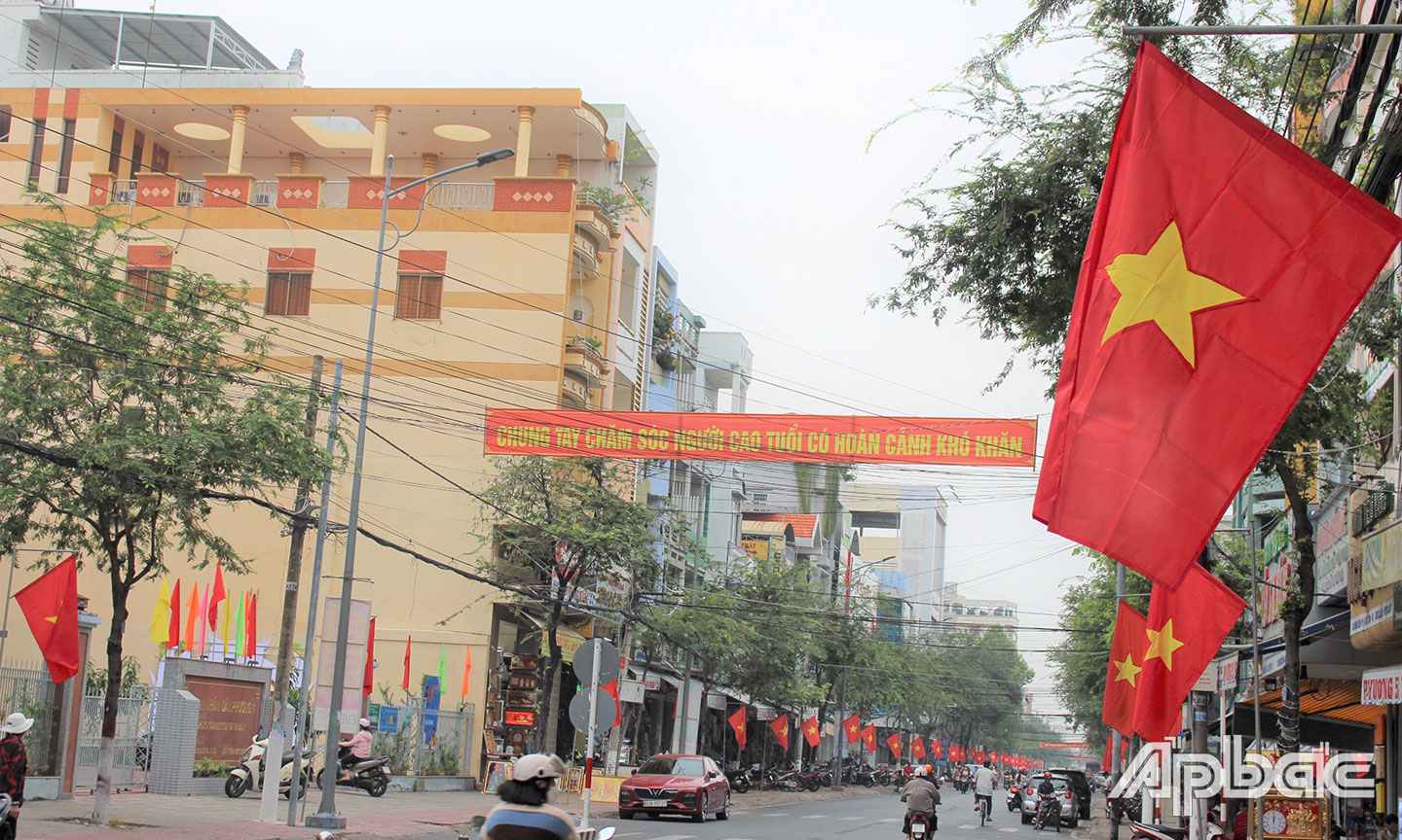 Quang cảnh đường Lê Lợi (TP. Mỹ Tho) rợp cờ hoa chào mừng kỷ niệm 93 năm Ngày thành lập Đảng Cộng sản Việt Nam.