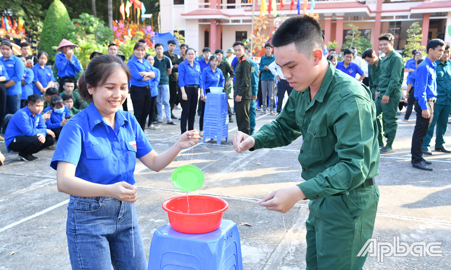  Tham gia sôi nổi các trò chơi dân gian tại Hội trại tòng quân TP. Mỹ Tho năm 2023.