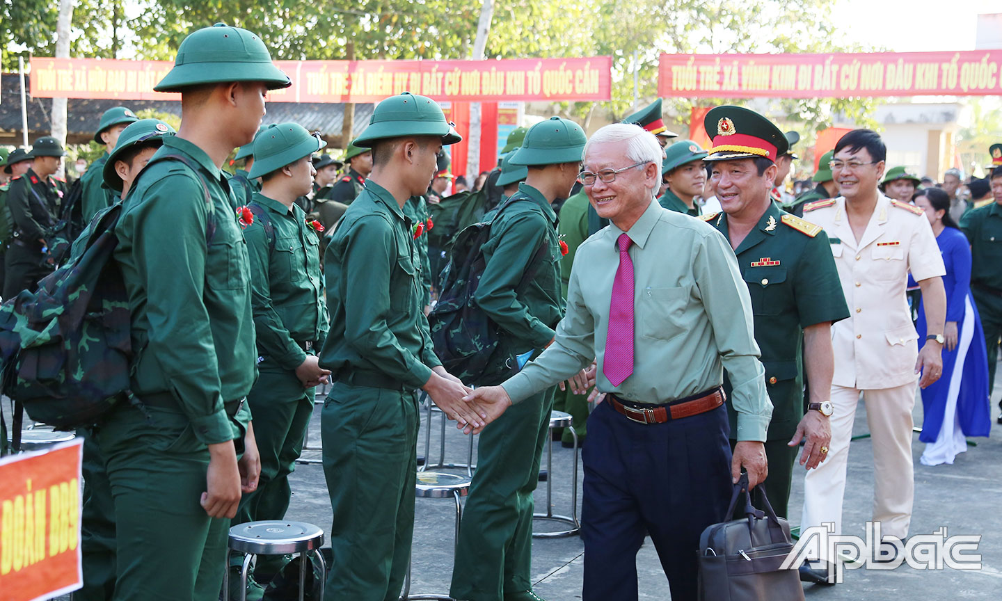 Lãnh đạo huyện Châu Thành động viên tinh thần các tân binh.