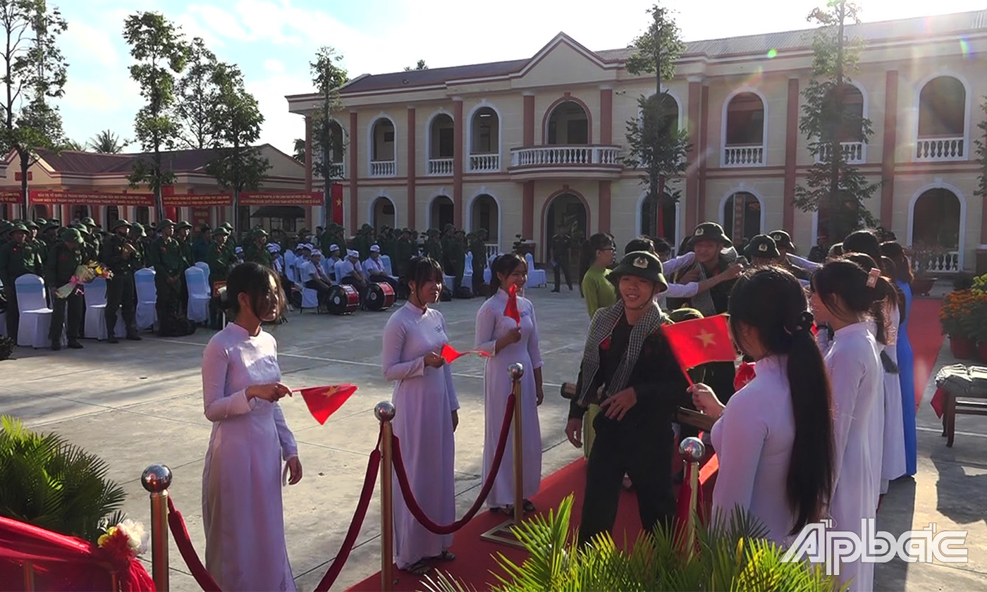Thanh niên hăng hái lên đường nhập ngũ