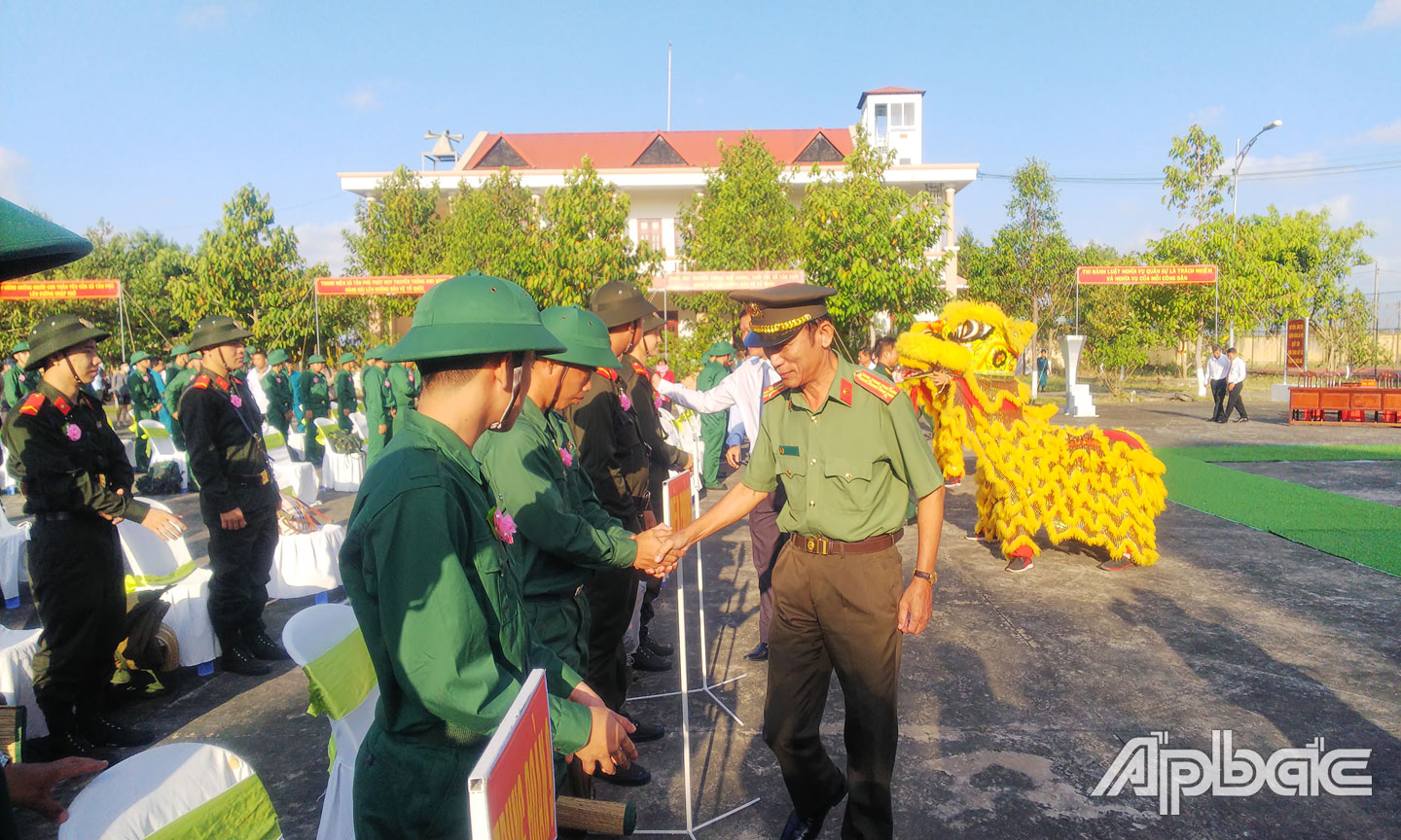 Đại tá Nguyễn Văn Nhựt - Giám đốc Công an tỉnh bắt tay thanh niên lên đường nhập ngũ