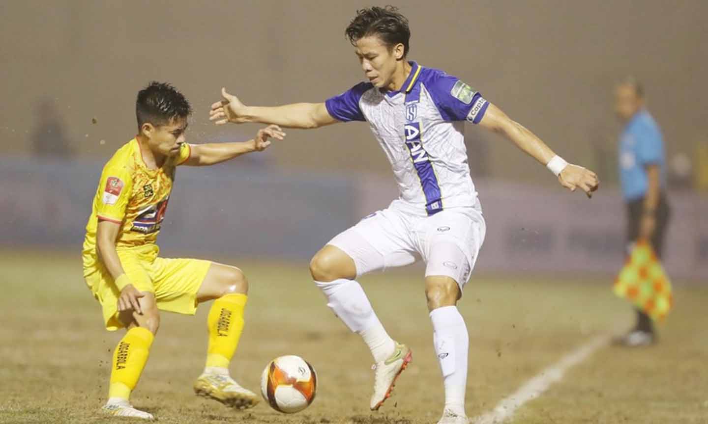 Quế Ngọc Hải (bên phải) thi đấu ở V-League với tấm băng đội trưởng của Premier League trên tay. Ảnh: Vietnamnet.vn