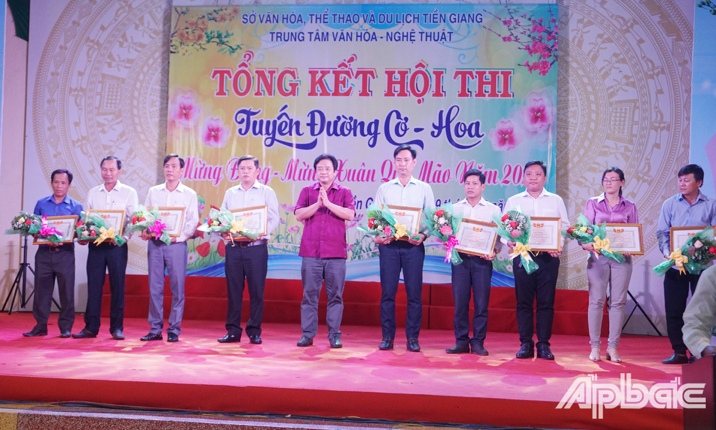 Ban Tổ chức trao các giải phụ cho các đơn vị