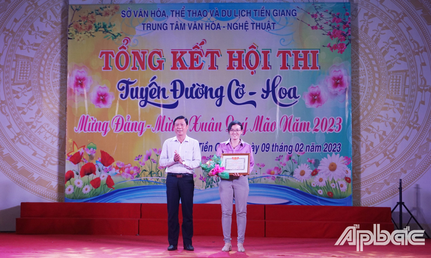 Đồng chí Võ Văn Chiến trao giải Nhất cấp xã cho đơn vị xã Long Vĩnh 