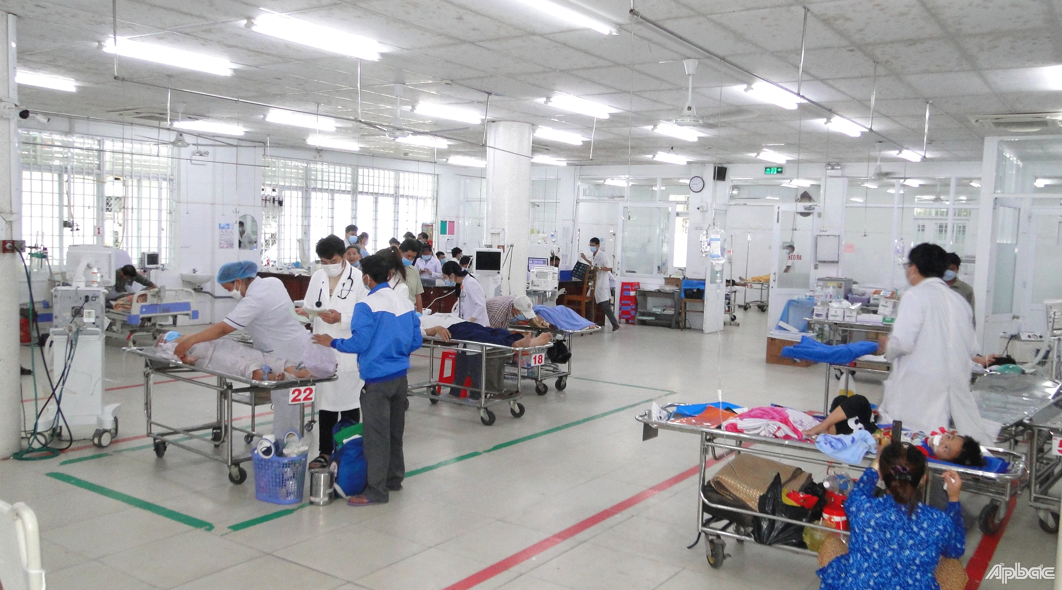 Bác sĩ và nhân viên khoa cấp cứu tất bật tiếp nhận bệnh nhân đến cấp cứu và nhanh chóng khám, điều trị cho bệnh nhân.