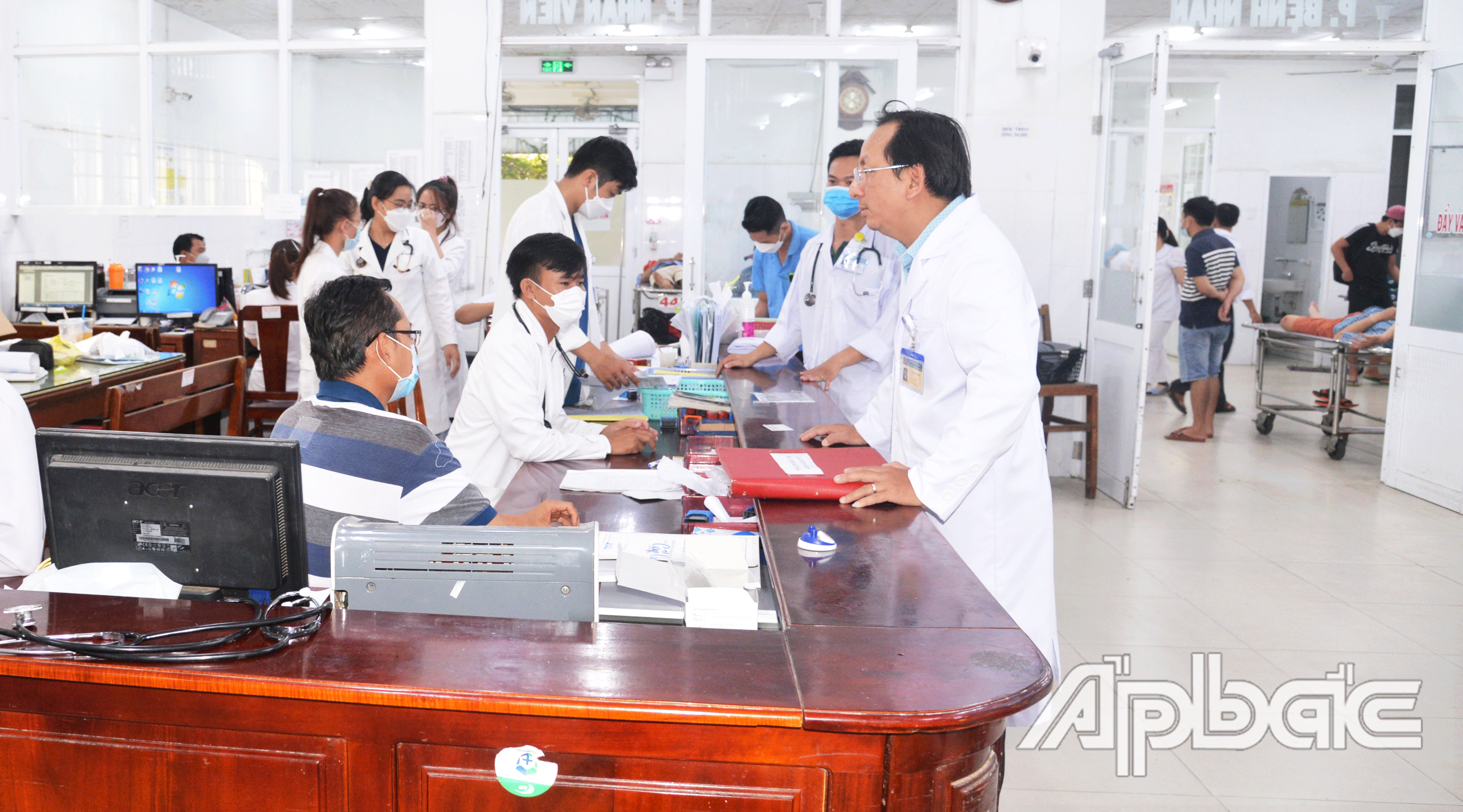 Tiến sĩ bác sĩ Đỗ Quang Thành, Phó Giám đốc Bệnh viện đa khoa Tiền Giang kiểm tra công tác trực cấp cứu bệnh nhân tại khoa cấp cứu.