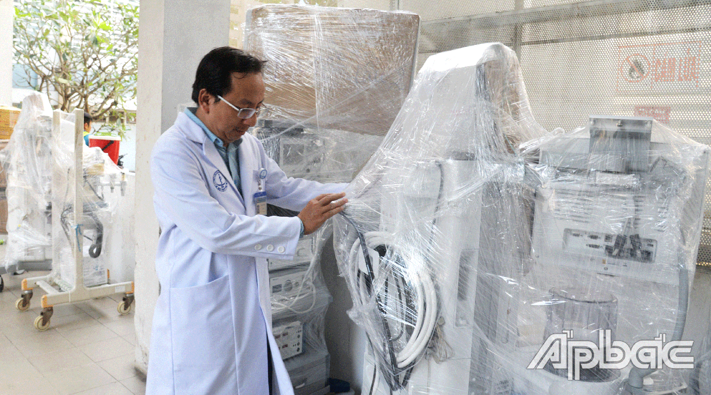 Các trang thiết bị y tế được tháo và đóng gói cẩn thận trước khi di dời đến cơ sở mới