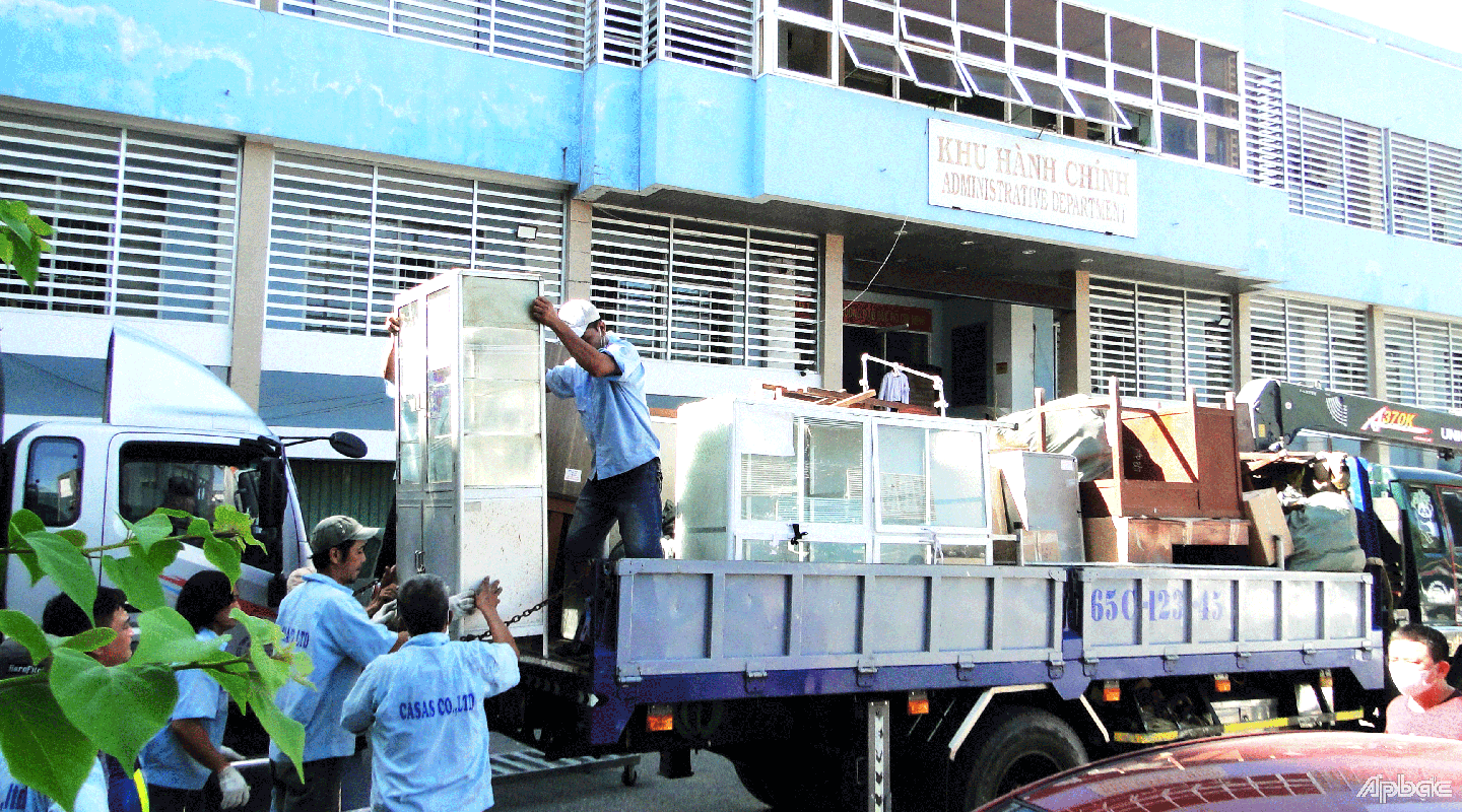 Nhân viên đơn vị trúng thầu di dời đang tiến hành vận chuyển các thiết bị văn phòng từ cơ sở bệnh viện cũ sang cơ sở mới