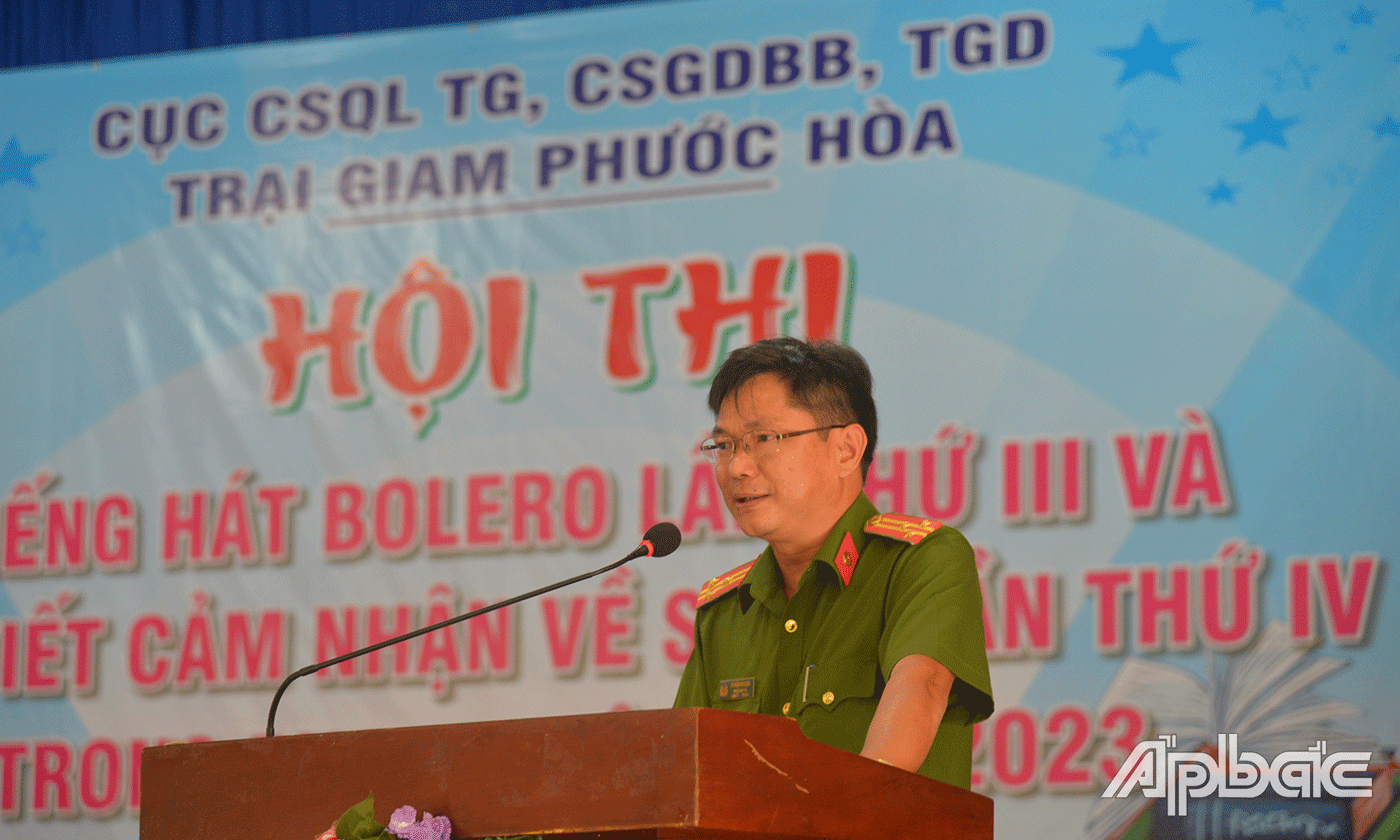 Thượng tá Vũ Văn Phượng, Phó Giám thị Trại giam phát biểu tại Hội thi.