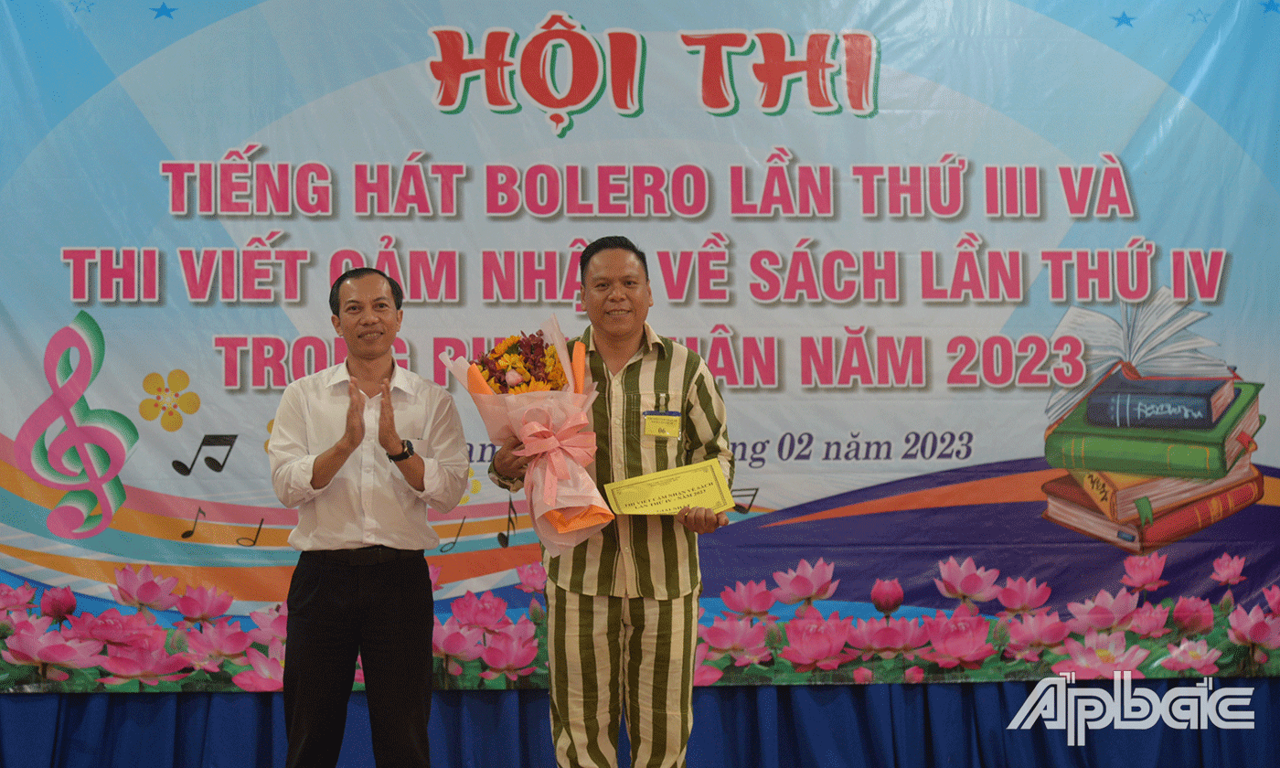 Giám đốc Thư viện tỉnh Tiền Giang Võ Nam Phước trao giải Nhất phần thi thuyết trình viết cảm nhận về sách cho thí sinh Mai Hữu Khương.