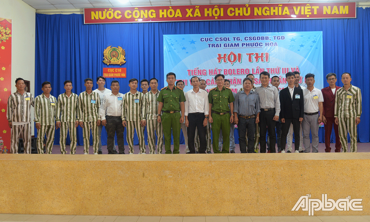 Ban tổ chức chụp ảnh lưu niệm với các thí sinh.