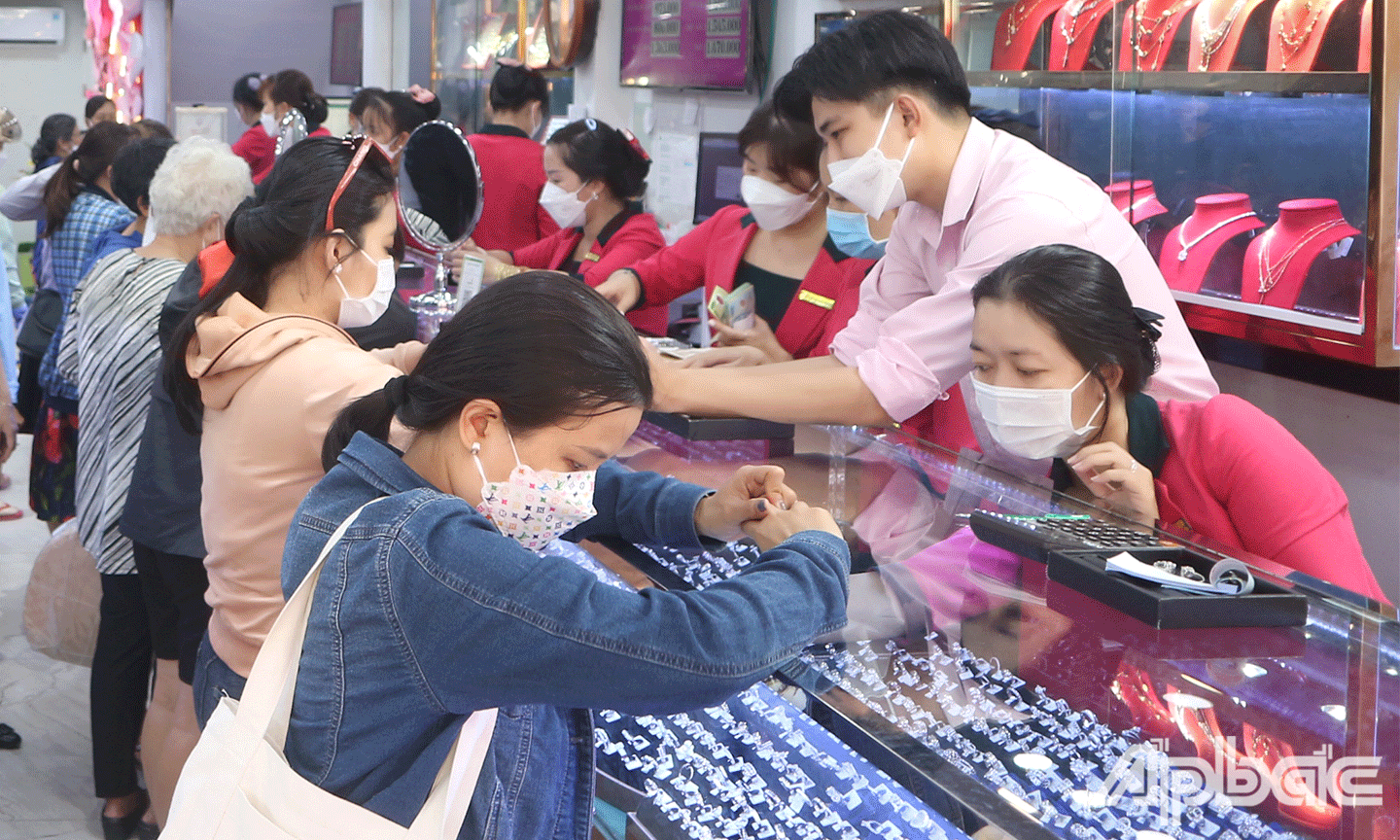 Công ty TNHH Vàng đá quý Hồng Phúc (Phường 1, TP. Mỹ Tho) tung ra nhiều mẫu mã trang sức nhân ngày valentine