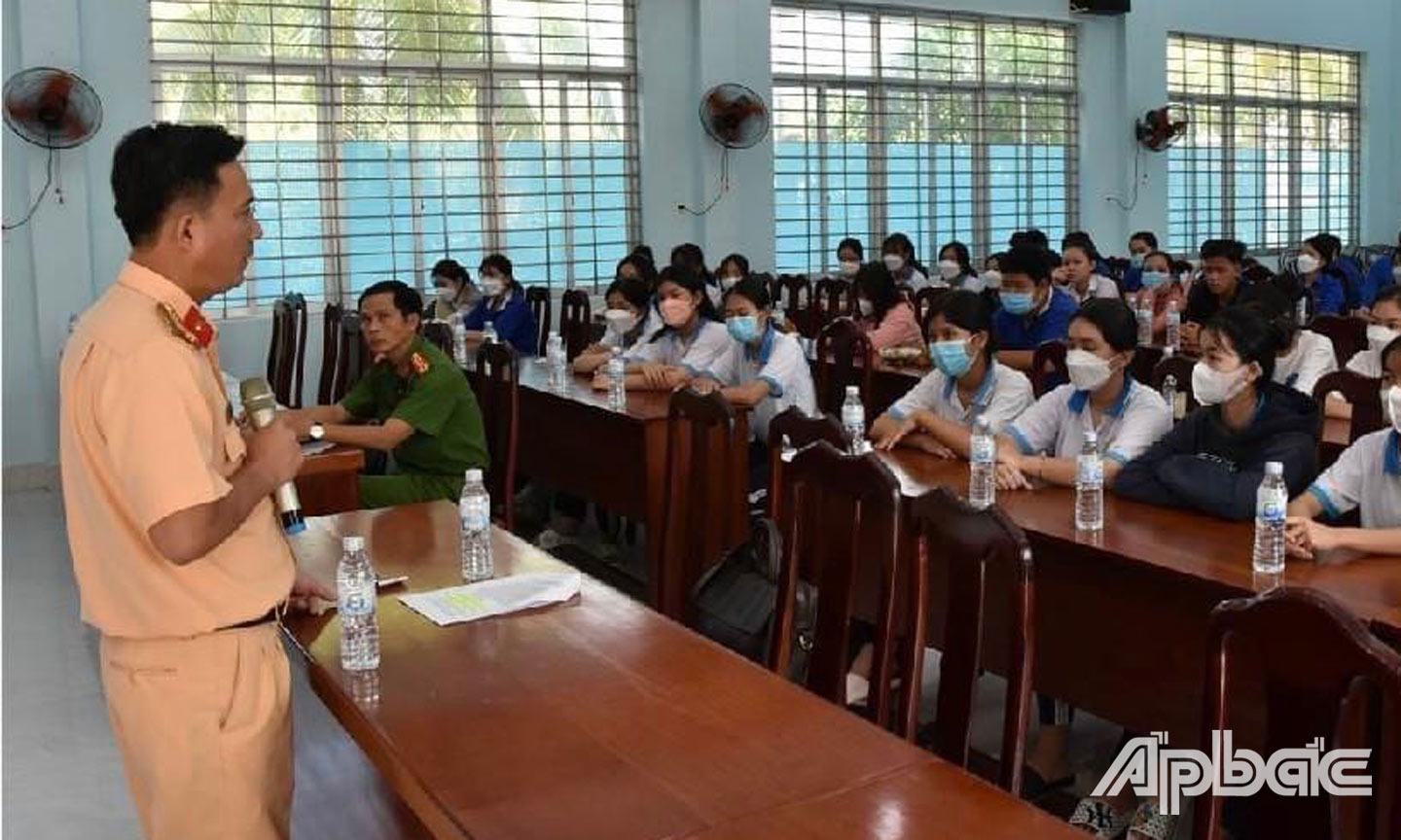 Lực lượng CSGT huyện Châu Thành tuyên truyền ATGT cho HSSV.