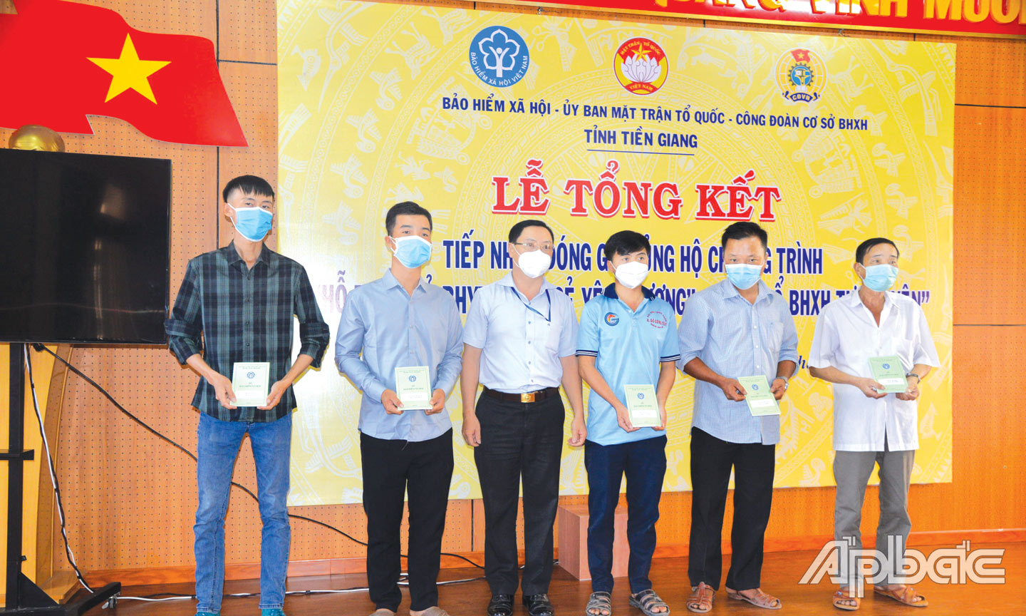 Trao tặng thẻ BHYT cho hộ dân có mức sống trung bình trên địa bàn tỉnh. Ảnh: THU HOÀI