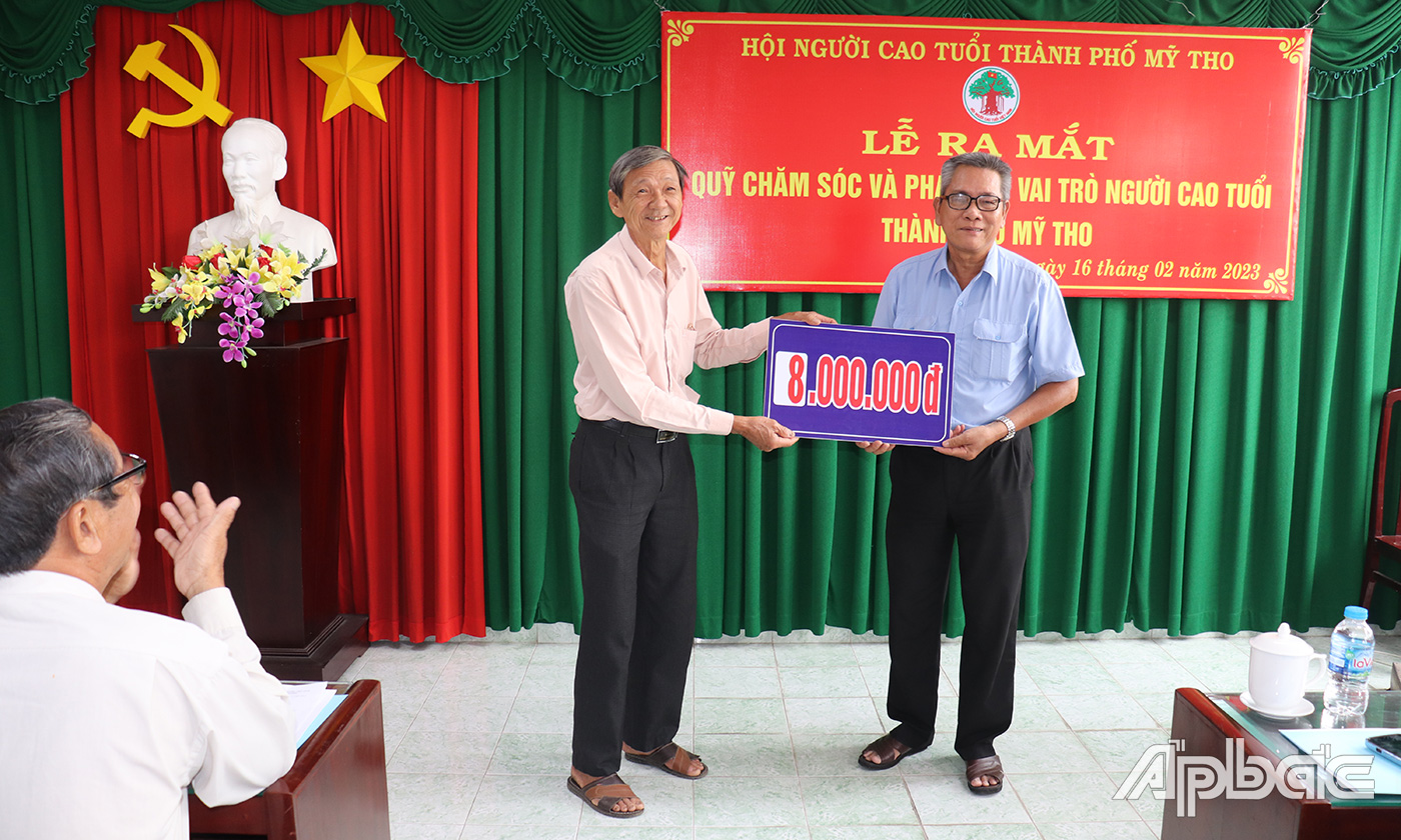 Đồng chí Lê Ngọc Hóa, Chủ tịch Hội Người cao tuổi TP. Mỹ Tho nhận Bảng tượng trưng của các đơn vị, tổ chức, cá nhân đóng góp ủng hộ Quỹ chăm sóc và phát huy vai trò người cao tuổi Thành phố Mỹ Tho.