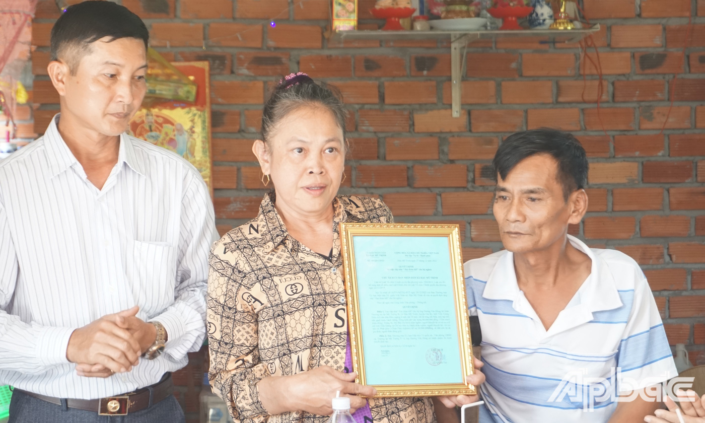 UBND xã Hậu Mỹ Trinh trao Quyết định bàn giao nhà cho hộ ông Dương Văn Hồng