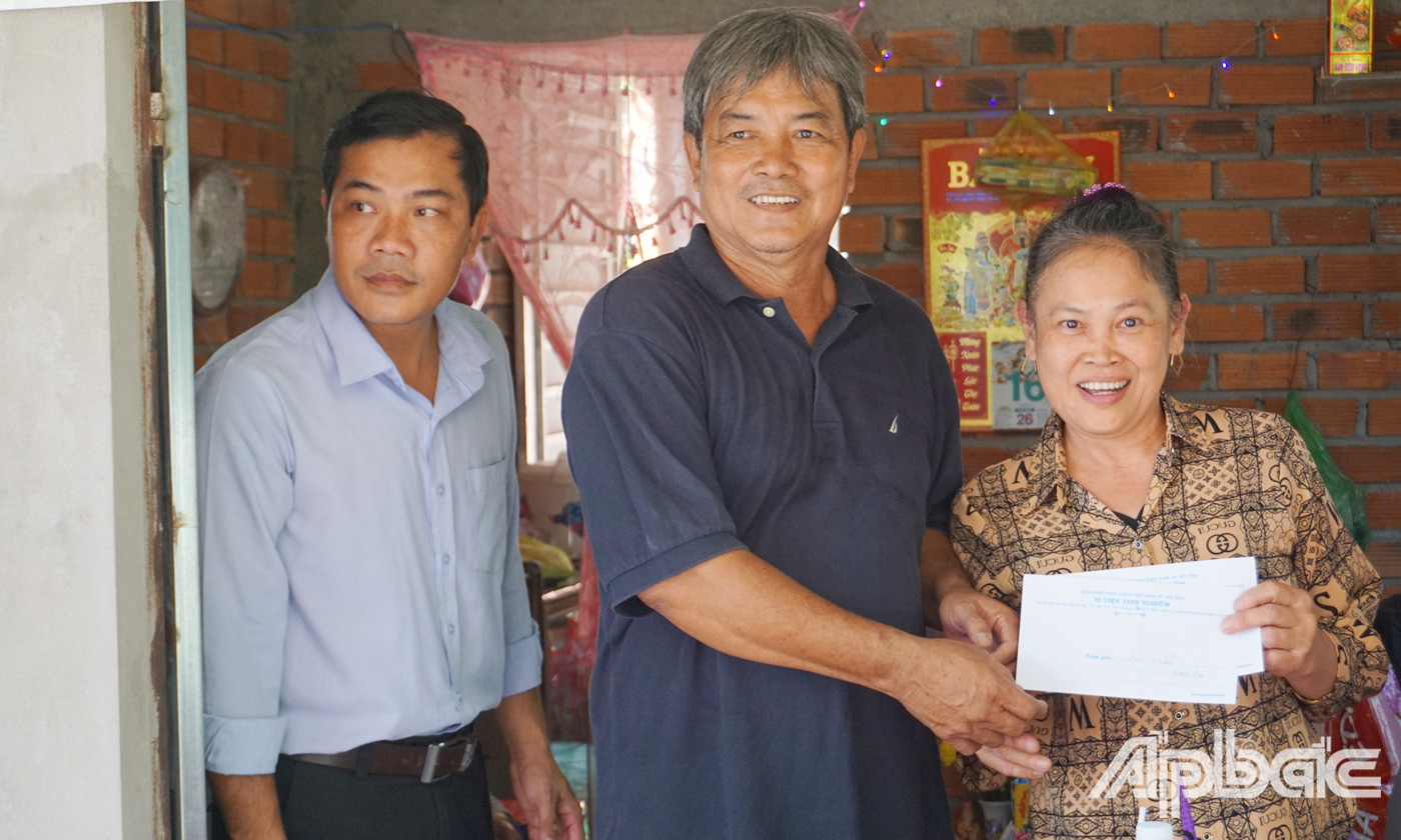 Các đơn vị, nhà hảo tâm trao tặng nhiều phần quà cho gia đình ông Hồng