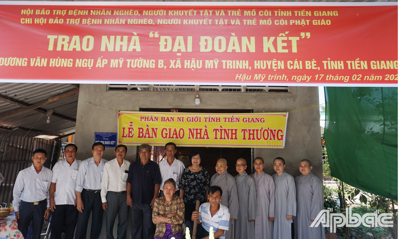 Trao nhà Đại đoàn kết cho ông Dương Văn Hồng