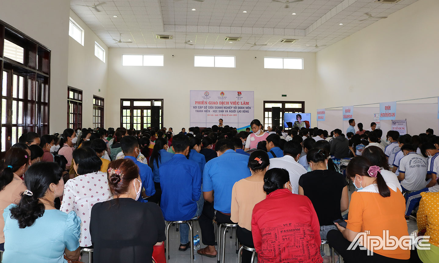 Quang cảnh phiên giao dịch việc làm ở huyện Cai Lậy được tổ chức vào ngày 15-2-2023.