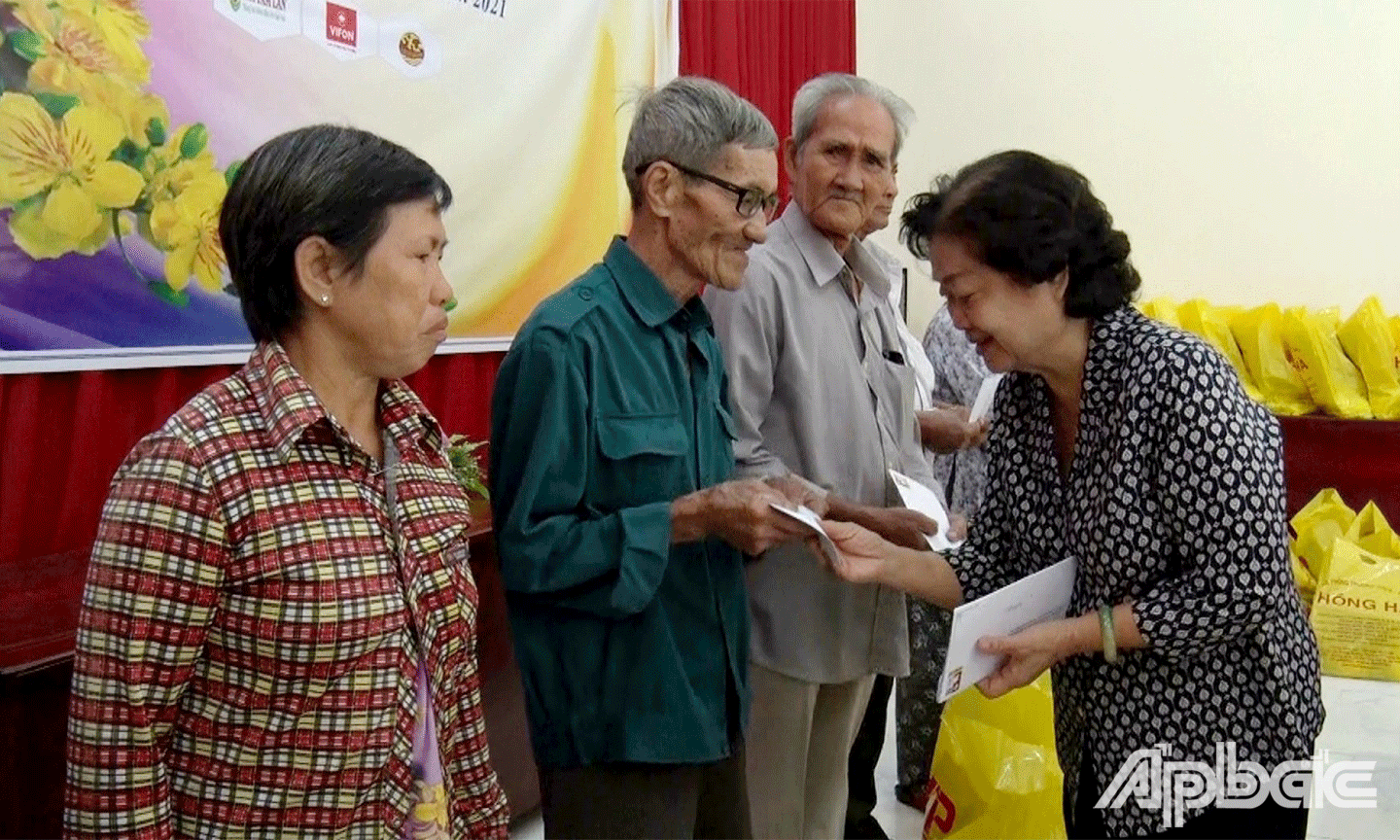 Tặng quà cho các gia đình có hoàn cảnh khó khăn