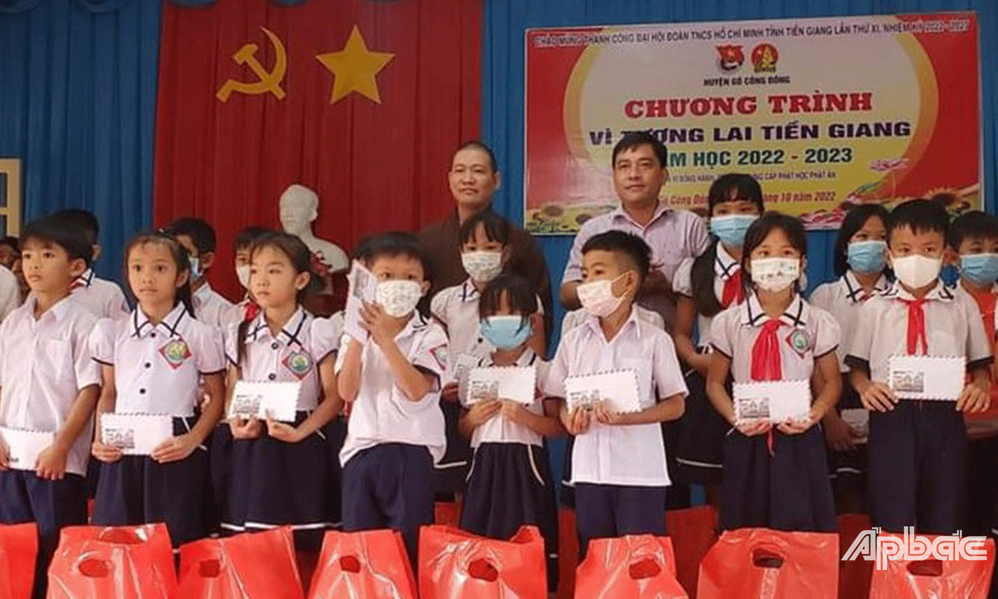 Trao tặng học bổng cho các em học sinh vượt khó học tốt