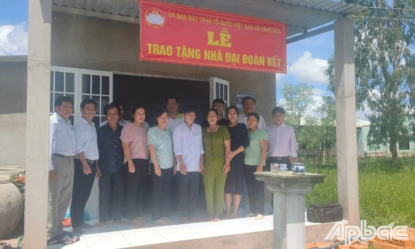Trao nhà Đại đoàn kết cho hộ nghèo