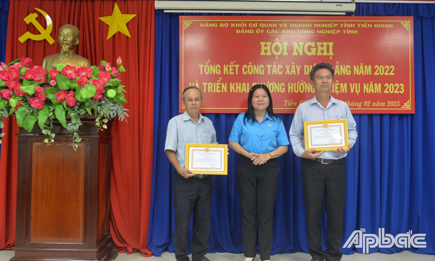 Khen thưởng các tập thể, cá nhân có thành tích tích thực hiện Chỉ thị 05 và Quy chế dân chủ cơ sở.