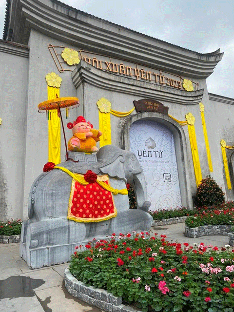 rong mùa lễ hội cao điểm mỗi ngày Yên Tử đón hàng chục ngàn người đến chiêm bái và tham quan, vãn cảnh.