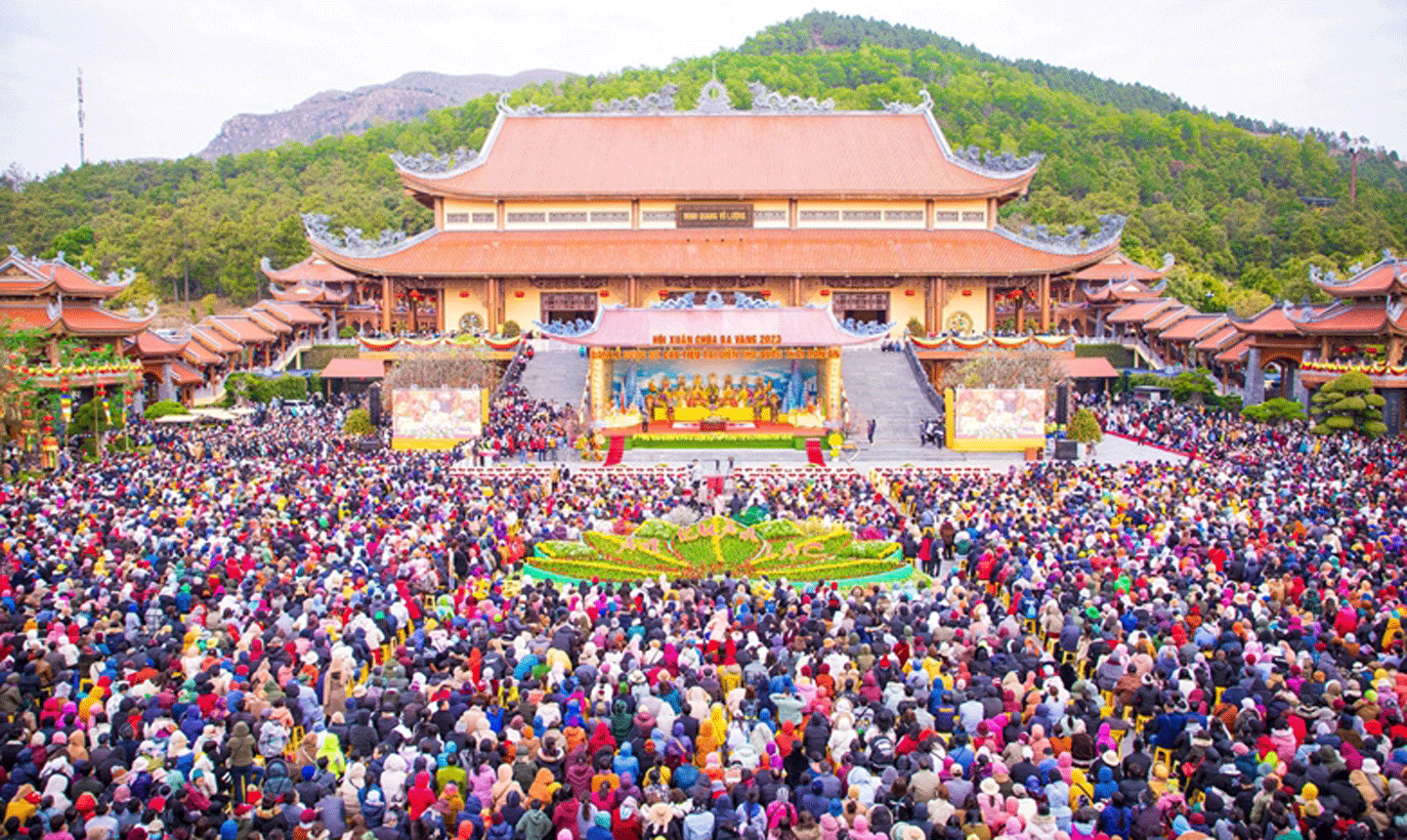 Chùa Ba Vàng có ngày cao điểm đón hàng trăm ngàn khách đến tham quan, vãng cảnh. 