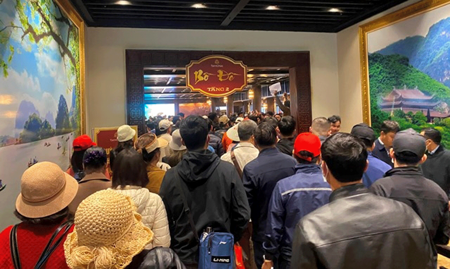 Chùa Tam chúc vào những ngày cuối tuần rất đông du khách đến tham quan, chiêm bái khiến cho tình trạng tắc nghẽn xảy ra.