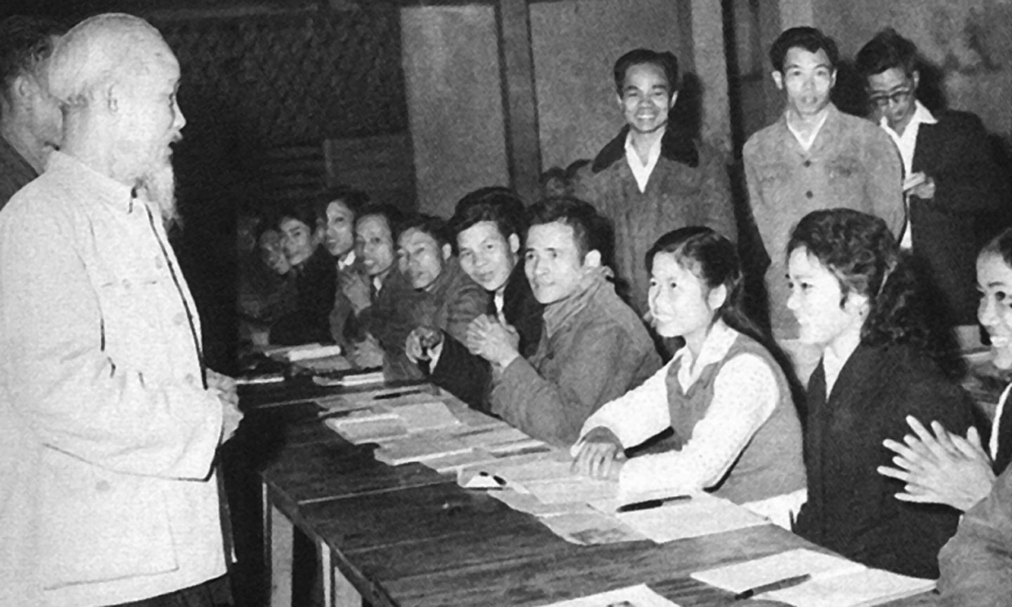 Chủ tịch Hồ Chí Minh thăm lớp học buổi tối của công nhân Nhà máy Ô tô 1-5 năm 1963.