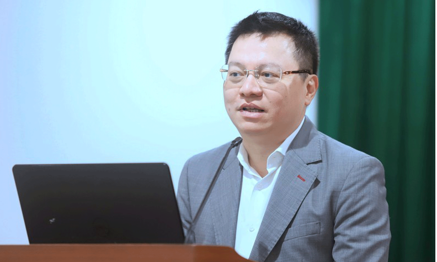 Nhan Dan Newspaper Editor-in-Chief Le Quoc Minh speaks at the session.