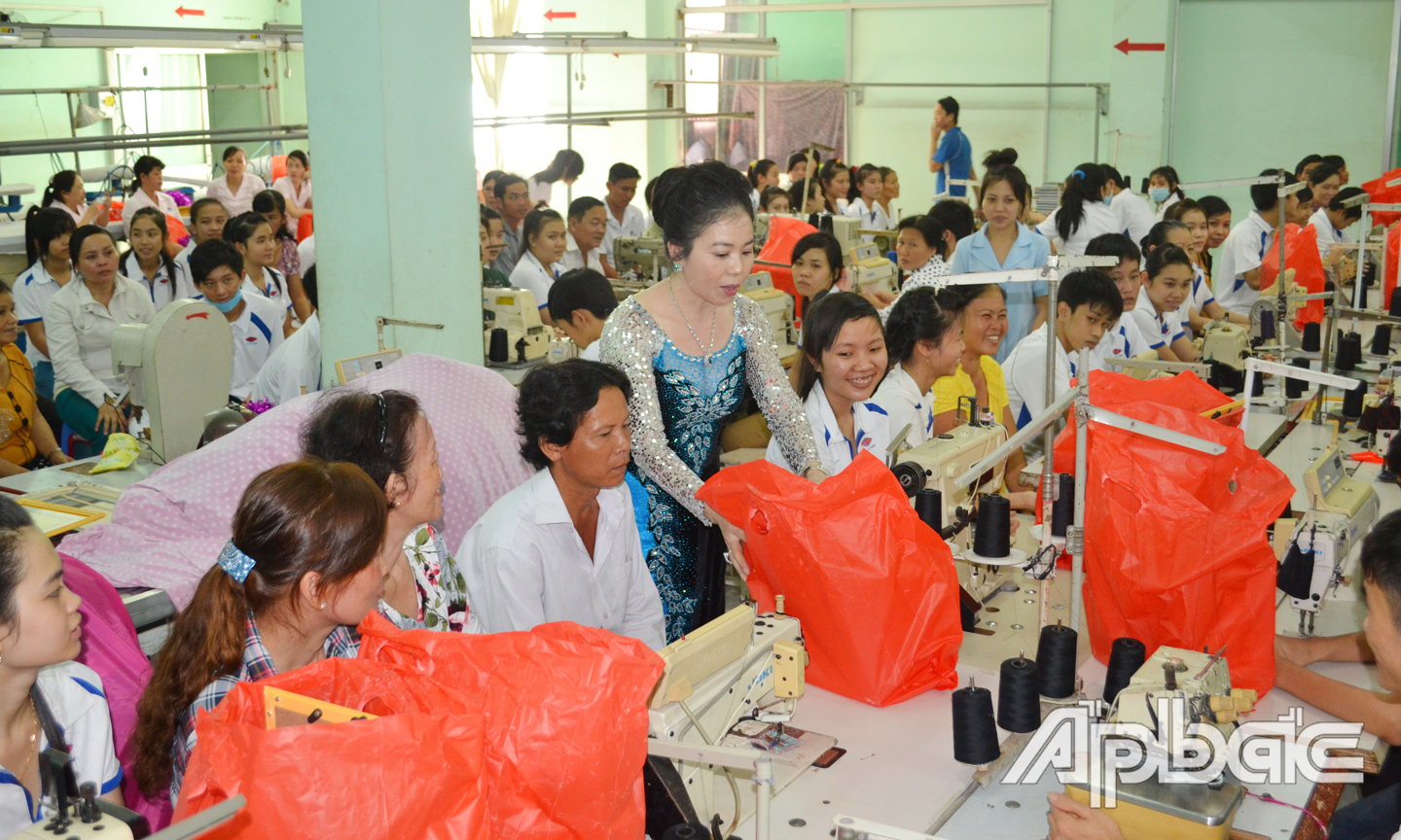 Thường xuyên thăm hỏi, chỉa sẻ khó khăn với người lao động cũng góp phần xây dựng nên văn hóa của mỗi doanh nghiệp.