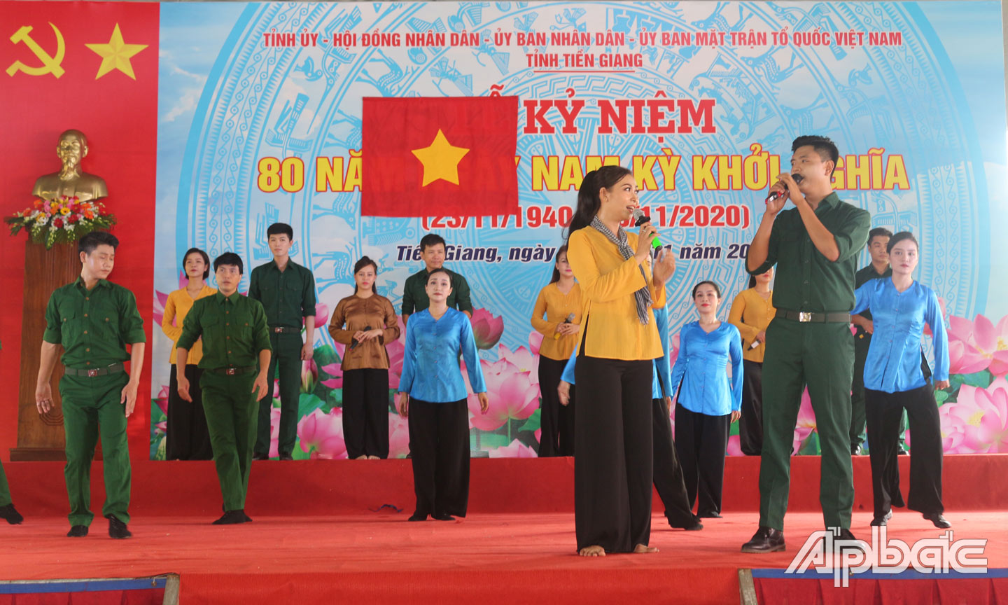 Biểu diễn văn nghệ tại Lễ Kỷ niệm 80 năm Nam kỳ khởi nghĩa.