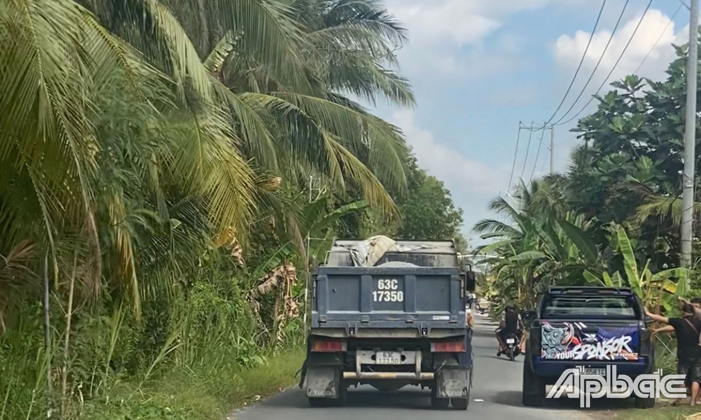 Xe chở vật liệu xây dựng không che bạt.